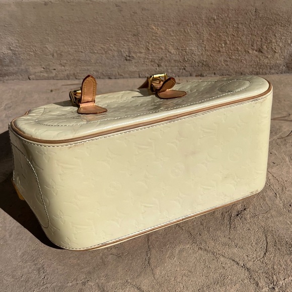 Louis Vuitton ‘Summit Drive Monogram Vernis’ handbag in Perle Buttercream - Picture 8 of 14